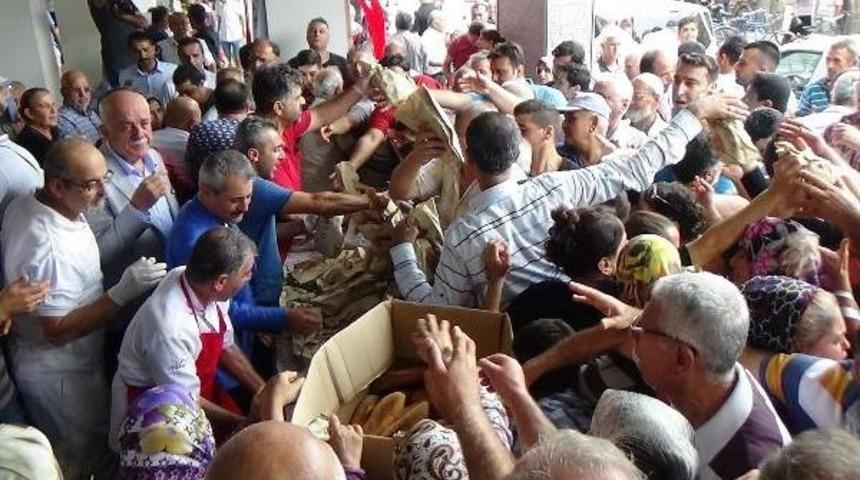 İskenderun'da &Uuml;cretsiz Balık- Ekmek Izdihamı