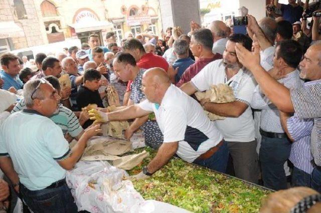 İskenderun'da Ücretsiz Balık- Ekmek Izdihamı