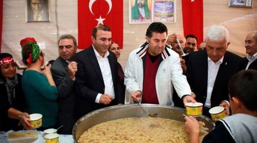 Başkanlar Vatandaşlara Aşure Dağıttı