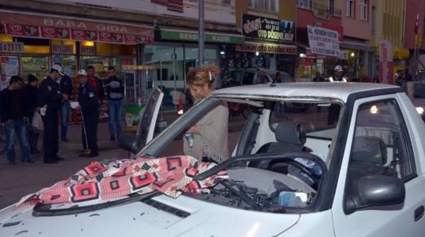 Kamyonetin &Ccedil;arptığı Bisikletli Camdan Girip Kadının Kucağına D&uuml;şt&uuml;