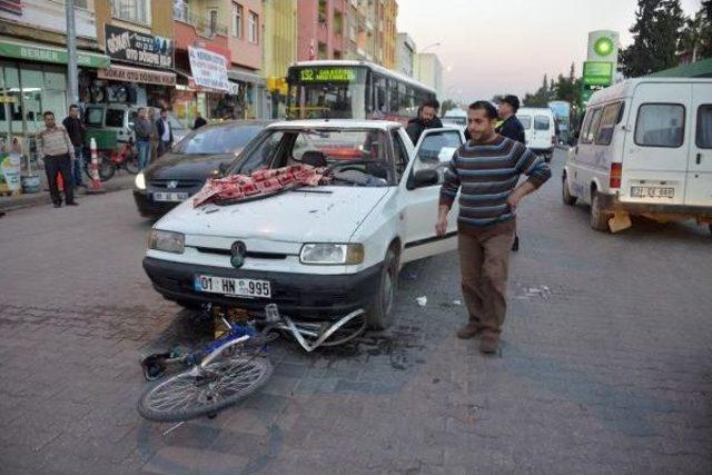 Kamyonetin Çarptığı Bisikletli Camdan Girip Kadının Kucağına Düştü