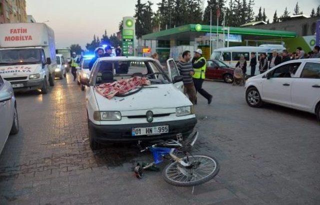 Kamyonetin Çarptığı Bisikletli Camdan Girip Kadının Kucağına Düştü