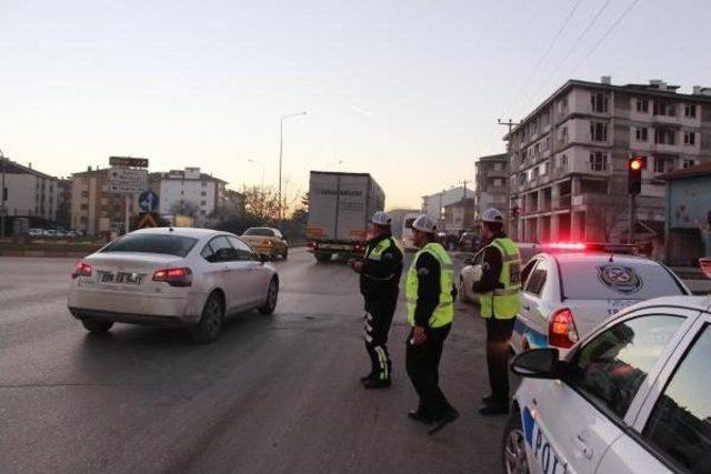 Polislere Rağmen Kırmızı Işığa Aldırmadılar