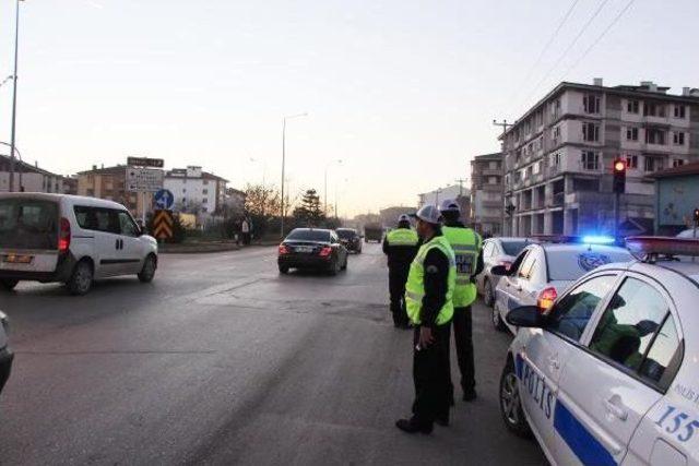 Polislere Rağmen Kırmızı Işığa Aldırmadılar