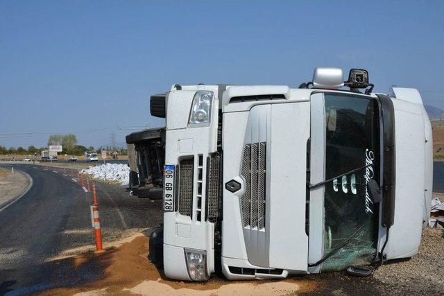 Okullara Üzüm Taşıyan Tır Devrildi: 1 Yaralı