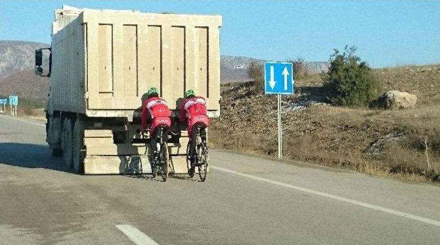 Sarıkamış Bisiklet&ccedil;ilerinden Tehlikeli Hareketler