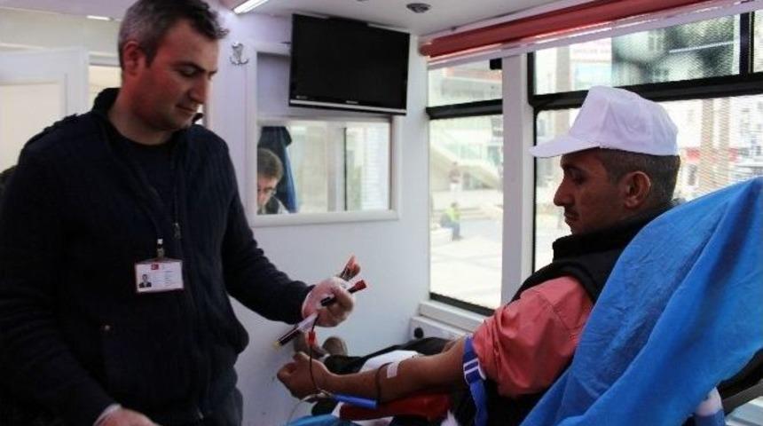 Denizli&rsquo;de Gen&ccedil;lik Merkezi&rsquo;nden Kan Bağışı