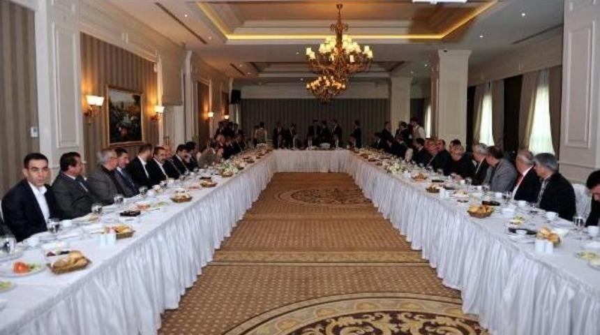 Bakan Zeybek&ccedil;i Van'da İşadamlarıyla Kahvaltıda Biraraya Geldi