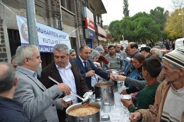 Salihli Ticaret Borsası, Halka Aşure Dağıttı