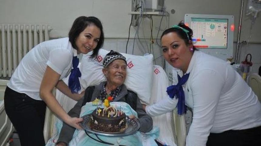 100'&uuml;nc&uuml; Yaşını Diyaliz Servisinde Kutladı