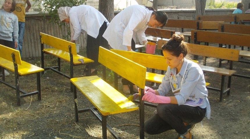 &Ouml;zalp İl&ccedil;esinde Okul Sıraları Yeni Boyandı