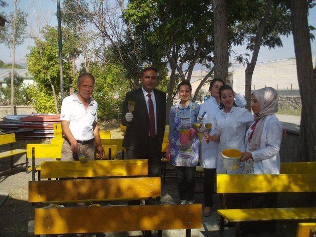 &Ouml;zalp İl&ccedil;esinde Okul Sıraları Yeni Boyandı 2