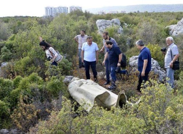 Antalya'da Çalılık Alanda Atatürk Heykeli Bulundu