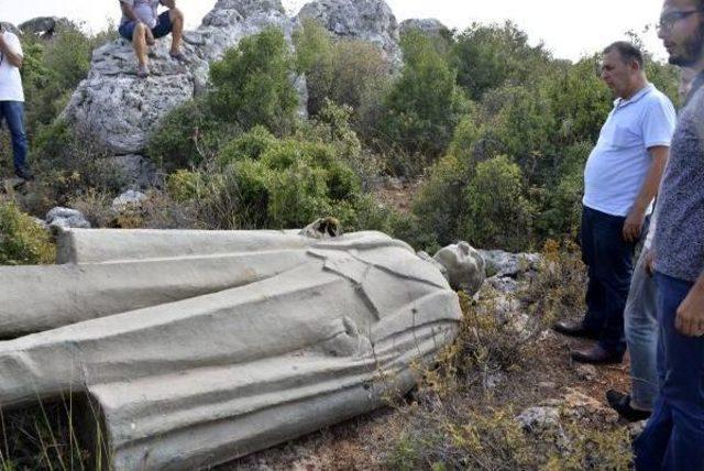 Antalya'da Çalılık Alanda Atatürk Heykeli Bulundu