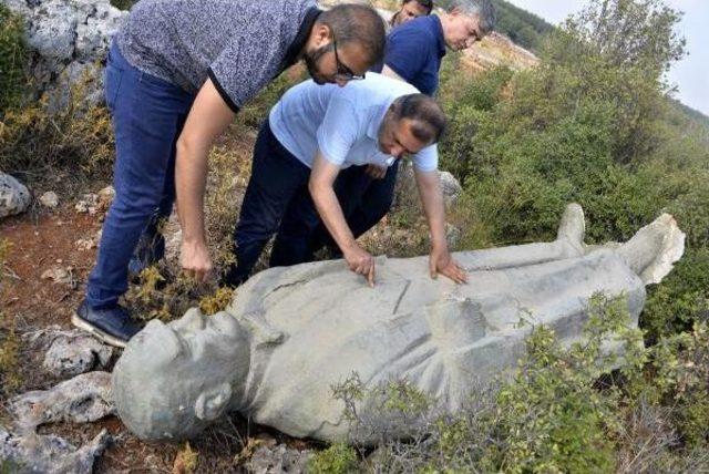 Antalya'da Çalılık Alanda Atatürk Heykeli Bulundu