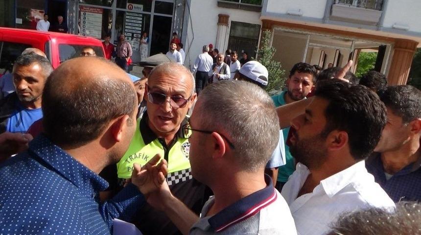 Dolmuş&ccedil;ular Belediye Binası &Ouml;n&uuml;nde Eylem Yaptı