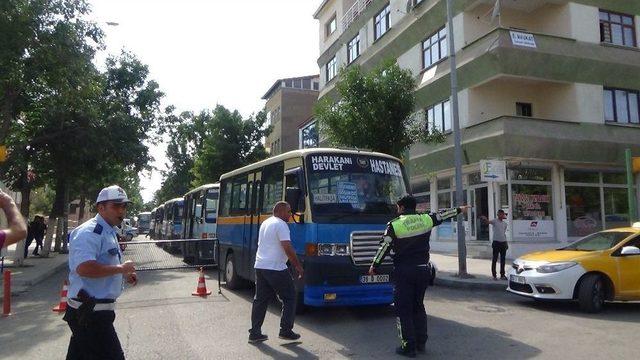 Dolmuşçular Belediye Binası Önünde Eylem Yaptı