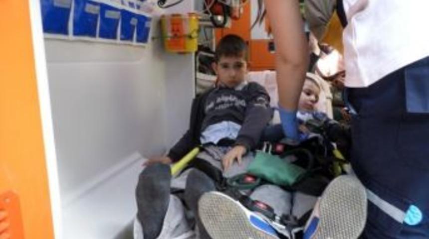 Anne Ve İki &Ccedil;ocuğuna Otomobil &Ccedil;arptı