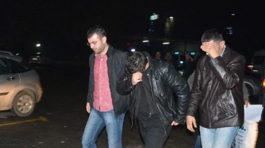 Polis Yelekli 3 Dolandırıcı Yakalandı