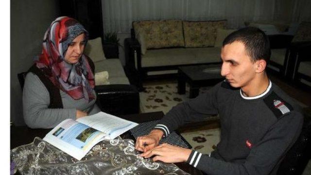 Görme Engelli Oğlunu Üniversiteli Yaptı