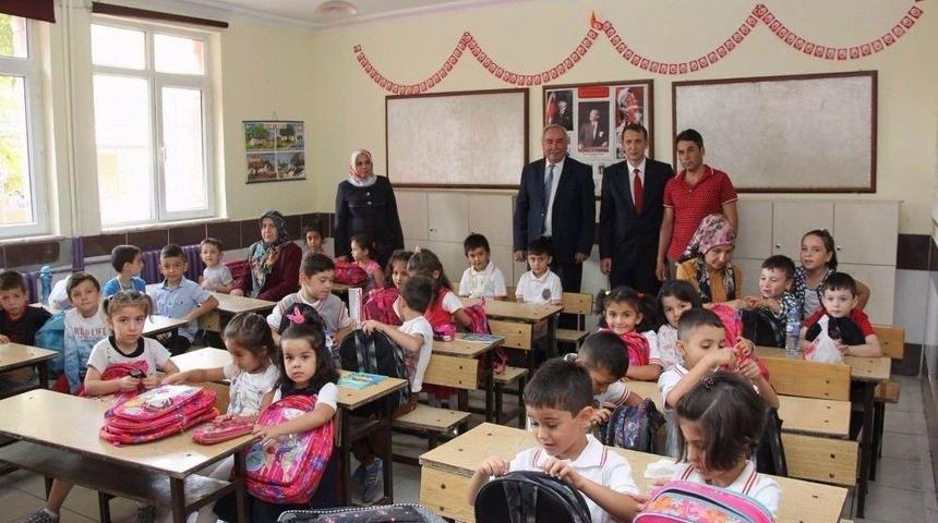 Sarıkaya&rsquo;da &Ouml;ğrencilere &Ccedil;anta Ve Kırtasiye Yardımı