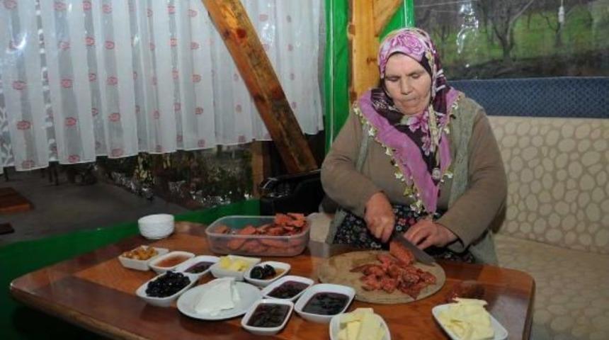 Uludağ Yolunda Parası Olmayana Bedava Kahvaltı
