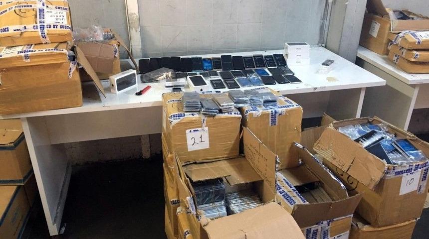 Usb Kablosu Dediler Cep Telefonu &Ccedil;ıktı