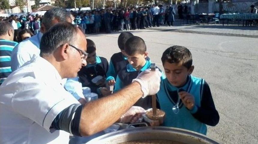 &Ouml;ğrencilere Aşure İkramı