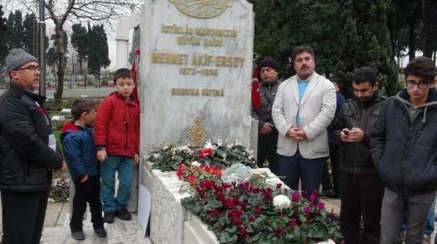 Mehmet Akif Ersoy Mezarı Başında Anıldı