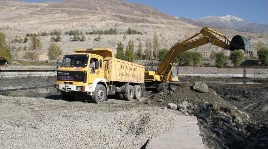 Erzincan Ekşisu Mesire Alanında Bulunan Havuzlar Temizleniyor