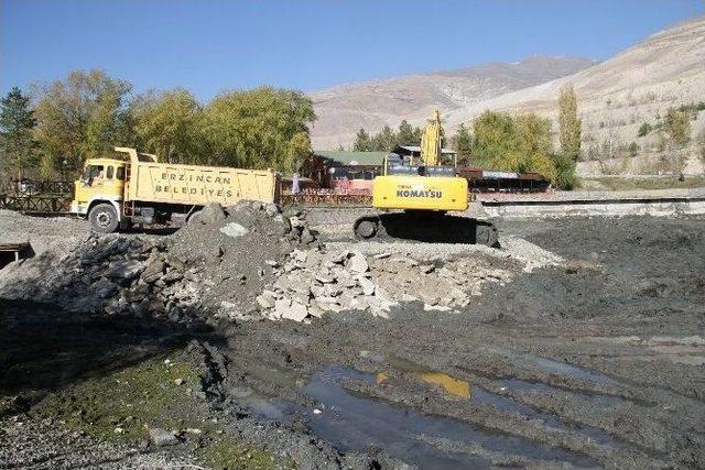 Erzincan Ekşisu Mesire Alanında Bulunan Havuzlar Temizleniyor