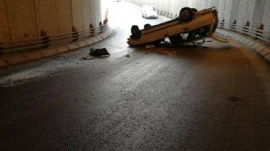 Direksiyon Hakimiyeti Kaybolan Otomobil Alt Ge&ccedil;itte Takla Attı