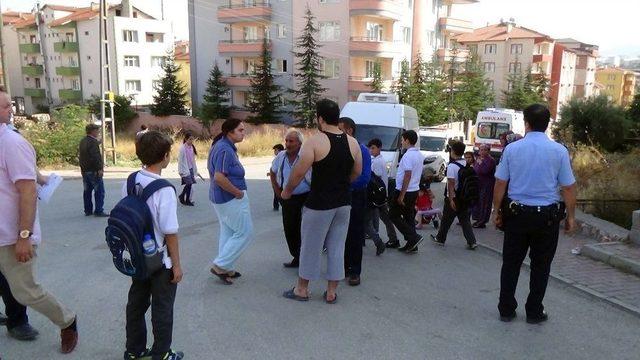 Yaralanan Sürücü Eşinin Elini Bir An Olsun Bırakmadı