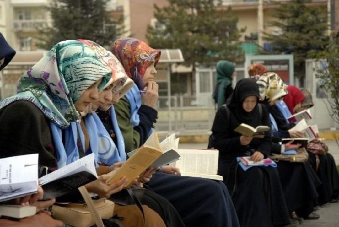 &lsquo;zamansız Ve Mekansız&rsquo; Okuyarak &Ouml;rnek Oldular