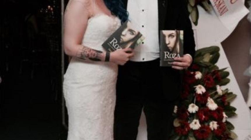 Gen&ccedil; &Ccedil;iftten Davetlilere &rsquo;roza&rsquo; Hediyesi