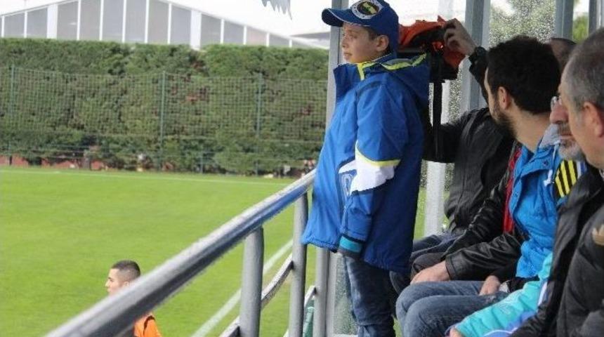 G&ouml;z&uuml;nden Yaralanan Minik Mert, &Ccedil;ok Sevdiği Fenerbah&ccedil;e&rsquo;nin Ma&ccedil;ını İzledi