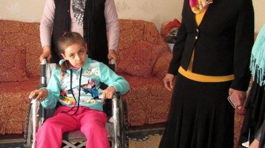 Ak Parti Araban Kadın Kollarından Engelli &Ccedil;ocuğa Tekerlekli Sandalye