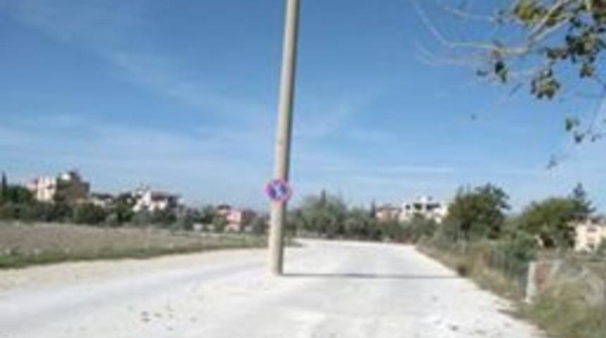 Yol Ortasındaki Elektrik Direği Tehlike Sa&ccedil;ıyor