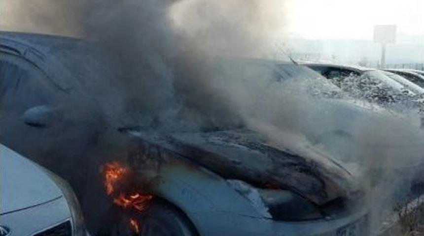 Ayvalık&rsquo;ta Park Halindeki Otomobil Yandı