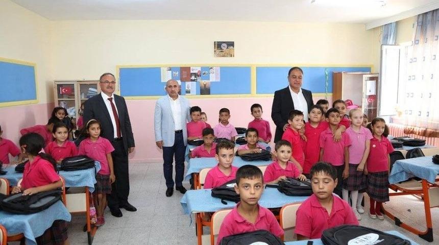 Kilis Belediyesinden Fakir &Ouml;ğrencilere &Ccedil;anta İle Kırtasiye Yardımı