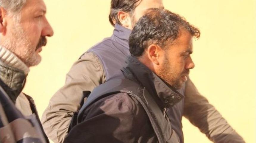 Kayınvalidesini &Ouml;ld&uuml;r&uuml;p Eşini Yaralayan Zanlı Teslim Oldu