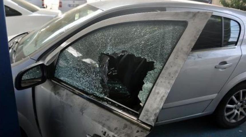 Otomobilin Camını Kırıp 39 Bin Lira &Ccedil;aldılar