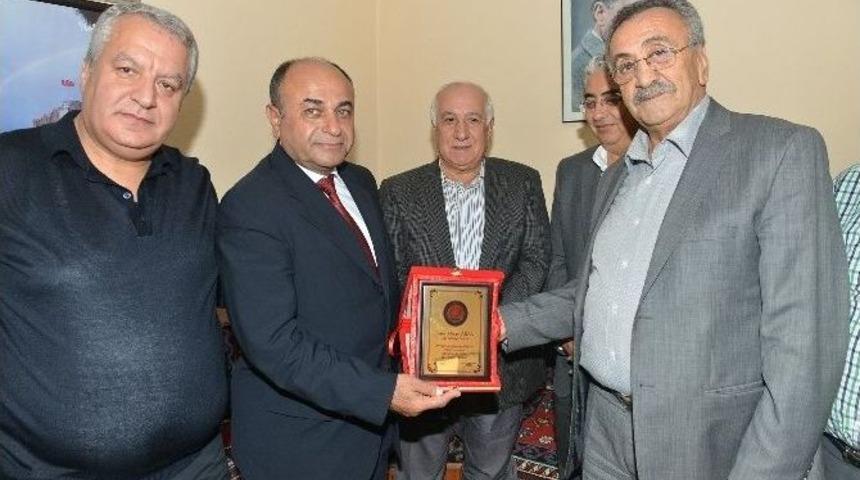 Elazığlılar&rsquo;dan Başkan Arslan&rsquo;a Teşekk&uuml;r Plaketi