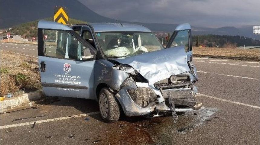 Cezaevi Aracı Ve Otomobil &Ccedil;arpıştı: 6 Yaralı