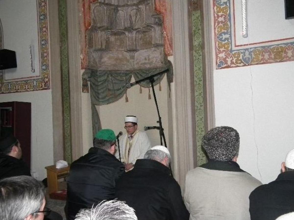 Akif, Sabah Namazında Y&acirc;d Edildi