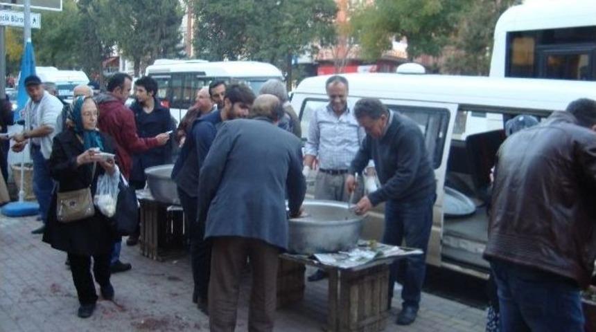 Esnafdan Vatandaşlara Aşure İkramı