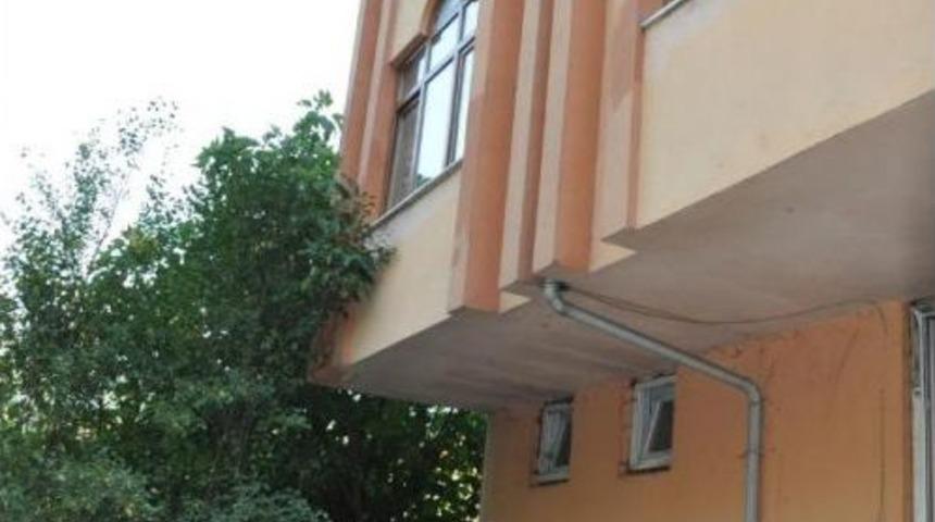 1 Yaşındaki Mercan, 3'&uuml;nc&uuml; Kattan D&uuml;şerek Yaralandı