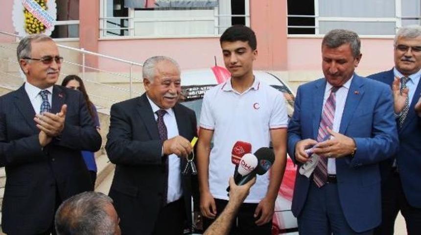 Hayırsever Işadamı Lys'de Tam Puan Alan &Ouml;ğrenciye Otomobil Hediye Etti