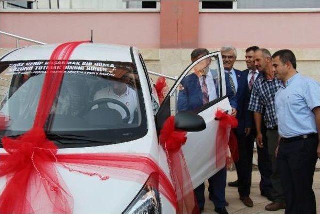 Hayırsever Işadamı Lys de Tam Puan Alan &Ouml;ğrenciye Otomobil Hediye Etti 1