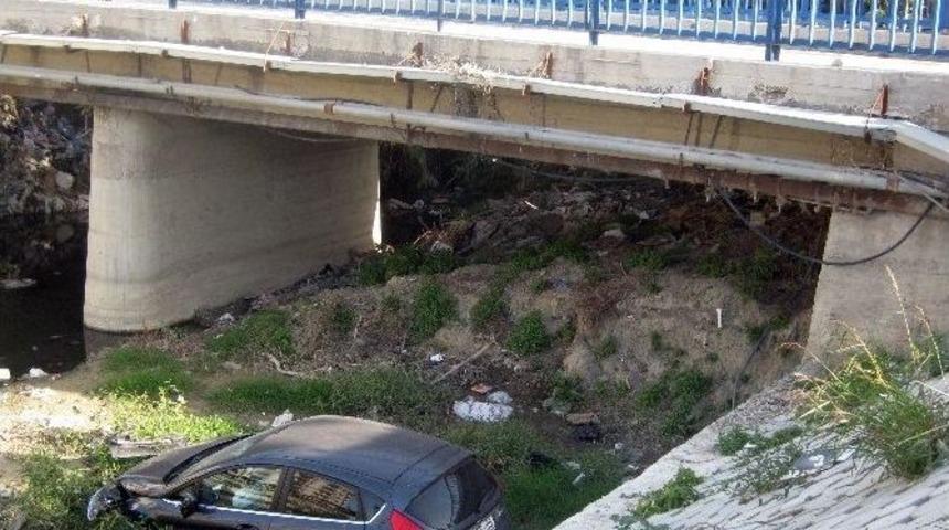 Favvar &Ccedil;ayına U&ccedil;an Otomobilden Sağ Kurtuldu